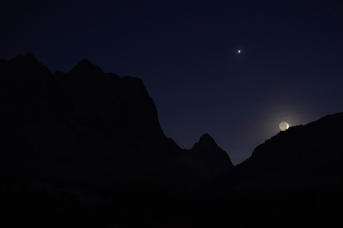 Mond mit aschgrauem Licht und Venus